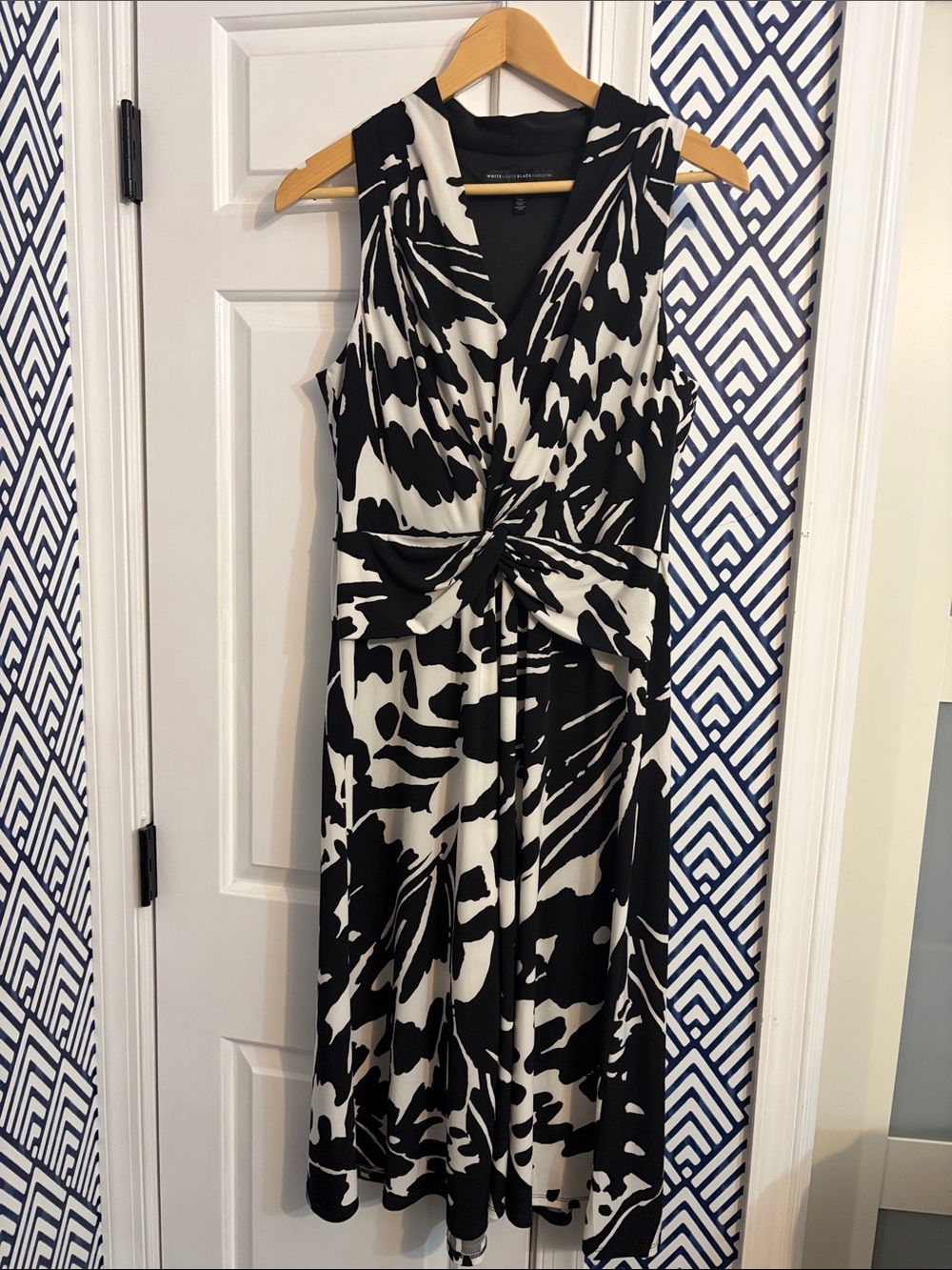 White House Black Market Monochrome V-Neck Print Dress - Picture 2 of 3